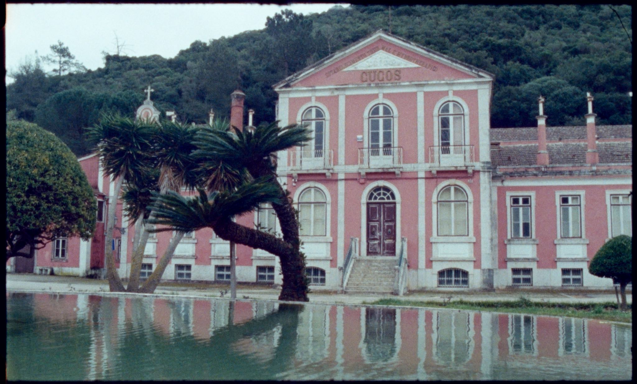 Le Daftar. 04. There is an image infront of me, of a colonial house.(16mm). Copyright © Vir Andres Hera – CHINAMPA – 2023. Tous droits réservés. 