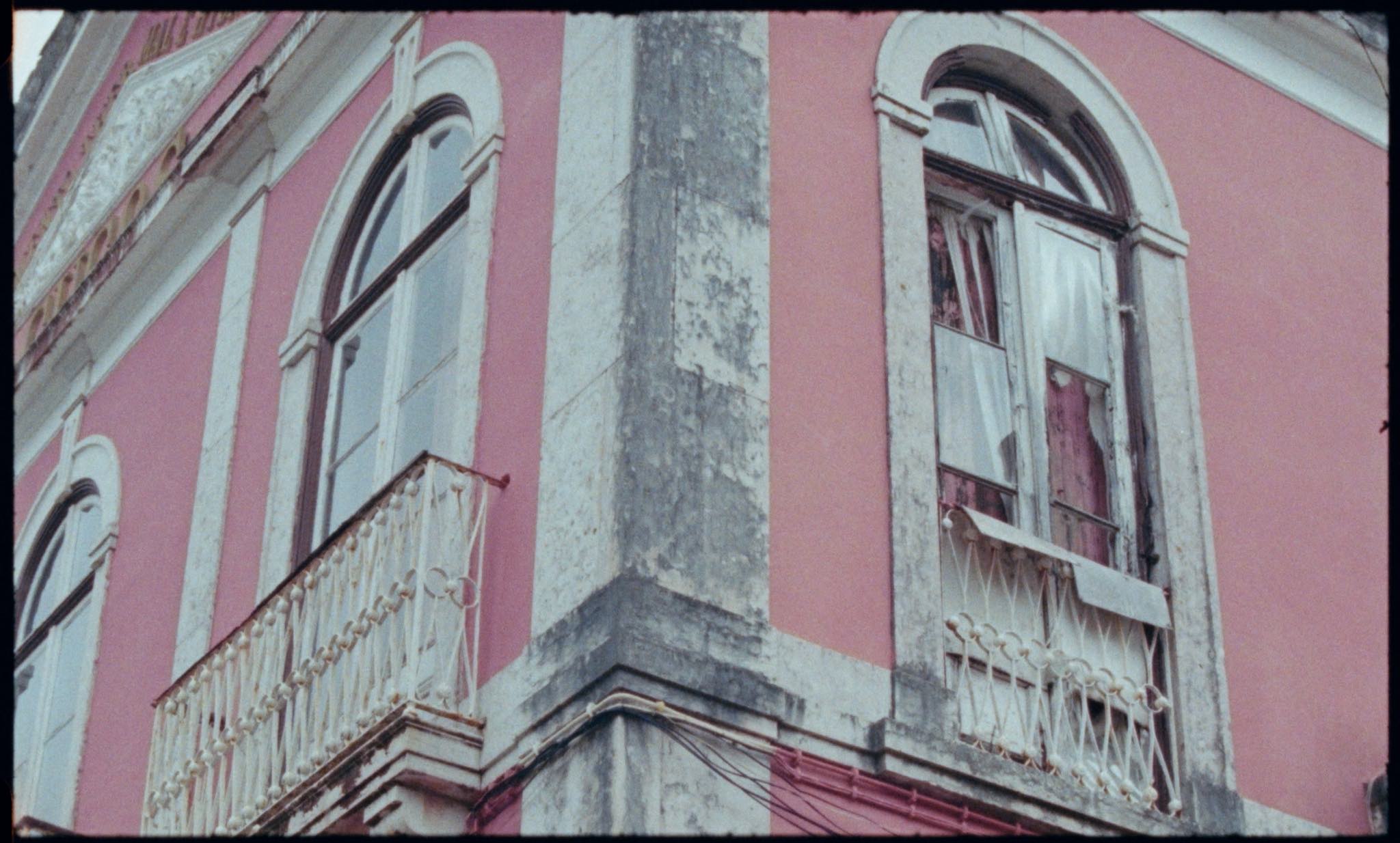 Le Daftar. 04. There is an image infront of me, of a colonial house.(16mm). Copyright © Vir Andres Hera – CHINAMPA – 2023. Tous droits réservés. 